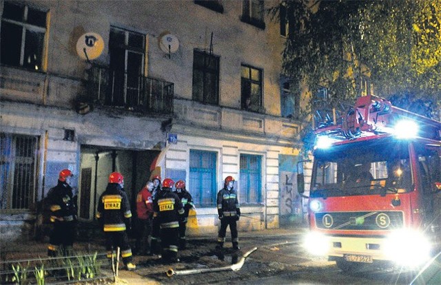 Pożar wybuchł około godz. 22 na 1 piętrze kamienicy przy ul. Mielczarskiego.
