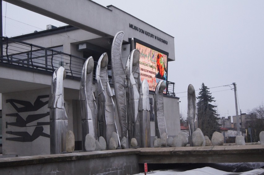 "Anioły" - nowa instalacja przed MDK w Radomsku. "Chichot życia" odjeżdża