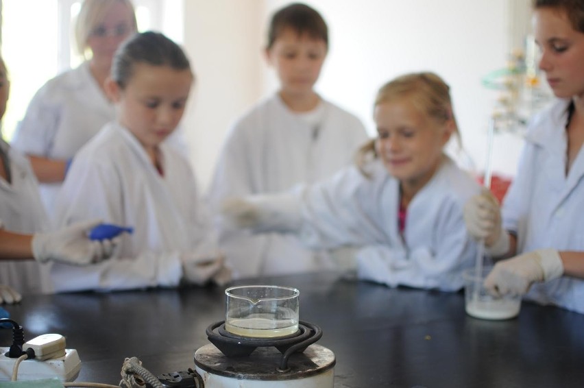 Śrem: dzieci i młodzież eksperymentowały w laboratorium chemicznym UAM (ZDJĘCIA)