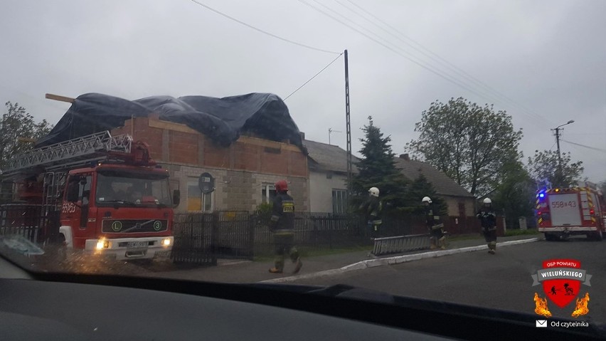 Strażacy zabezpieczali dach budynku w Stawie[ZDJĘCIA]