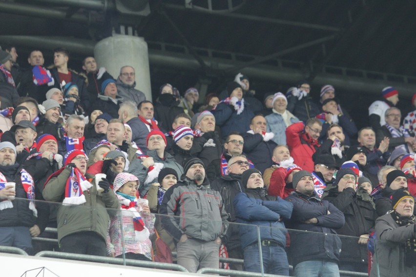 Górnik Zabrze - Arka Gdynia. Tak było na trybunach

Zobacz...