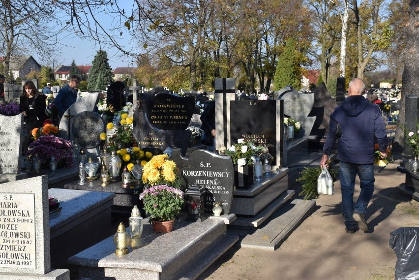 Dzień Wszystkich Świętych na cmentarzu parafialnym w...