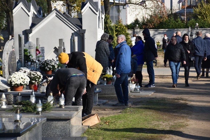 Dzień Wszystkich Świętych na cmentarzu parafialnym w...