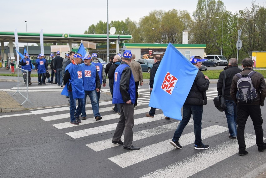 Transgór Rybnik:  Trwa protest kierowców, blokują ulicę Kotucza ZDJĘCIA i FILM