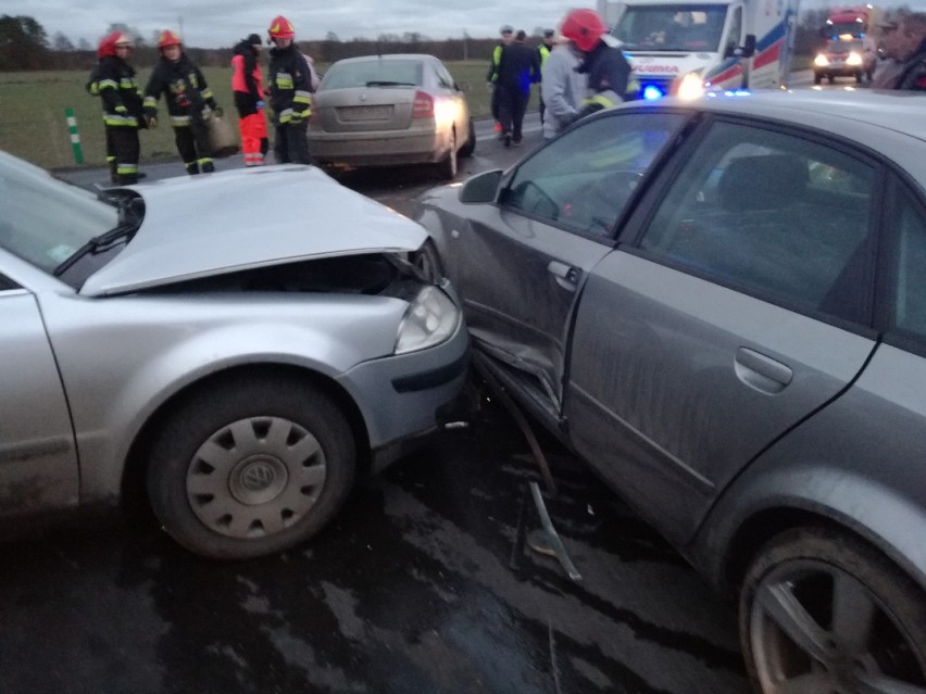 Wypadek w Mokrem. Jedna osoba ranna [zdjęcia]