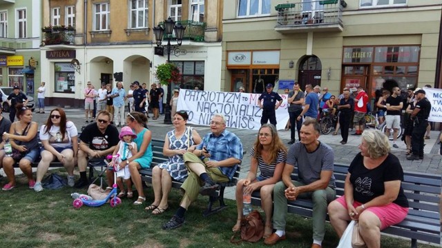 Jacek Międlar promuje swoją książkę w Kaliszu. Na spotkanie przybyli zwolennicy i przeciwnicy byłego księdza