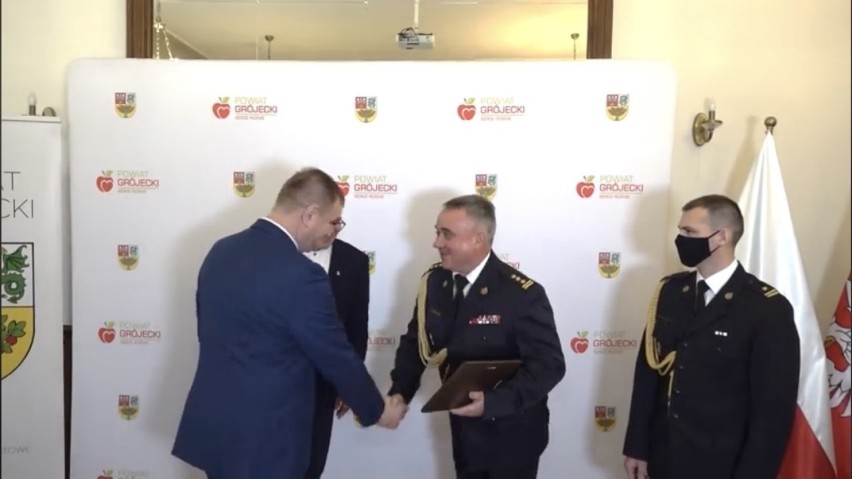 Komendant straży pożarnej Jacek Wichowski z medalem "Zasłużony dla Powiatu Grójeckiego"