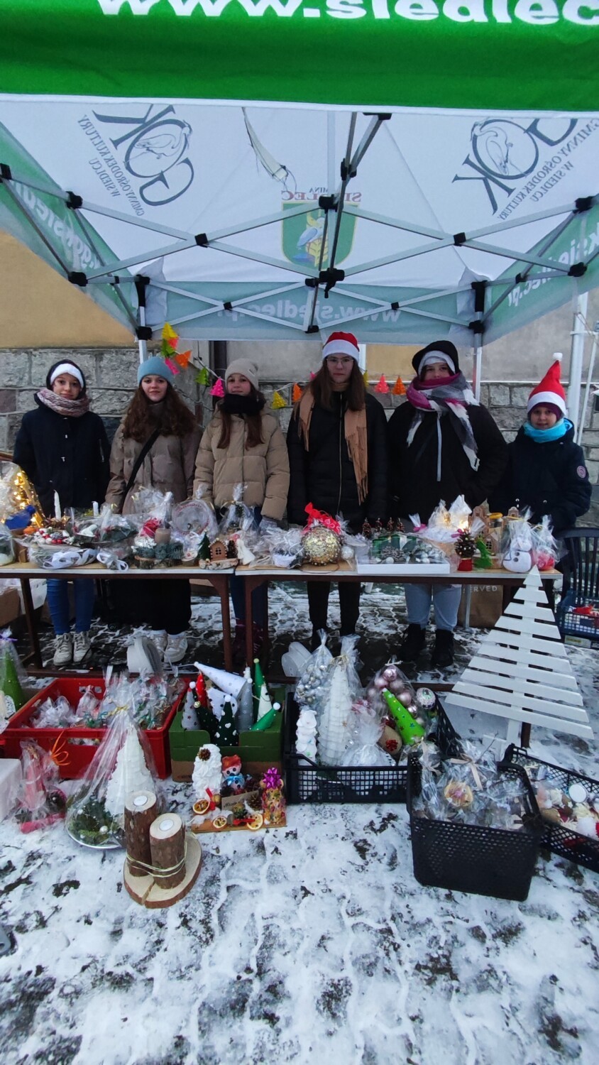 Szkoła Podstawowa w Siedlcu zorganizowała kiermasz ozdób Bożonarodzeniowych