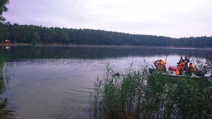 Tragedia nad Jeziorem Srebrnym nieopodal Turawy. 23-letni mężczyzna utonął w nocy podczas kąpieli