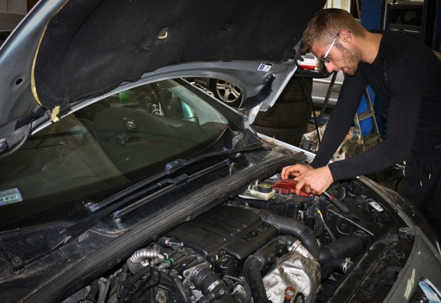 Serwis Motofocus.pl przygotował raport na temat zarobków w warsztacie motoryzacyjnym. W badaniu udział wzięli mechanicy z całej Polski. 

Zobaczcie, ile zarabiają mechanicy w dalszej części galerii >>>