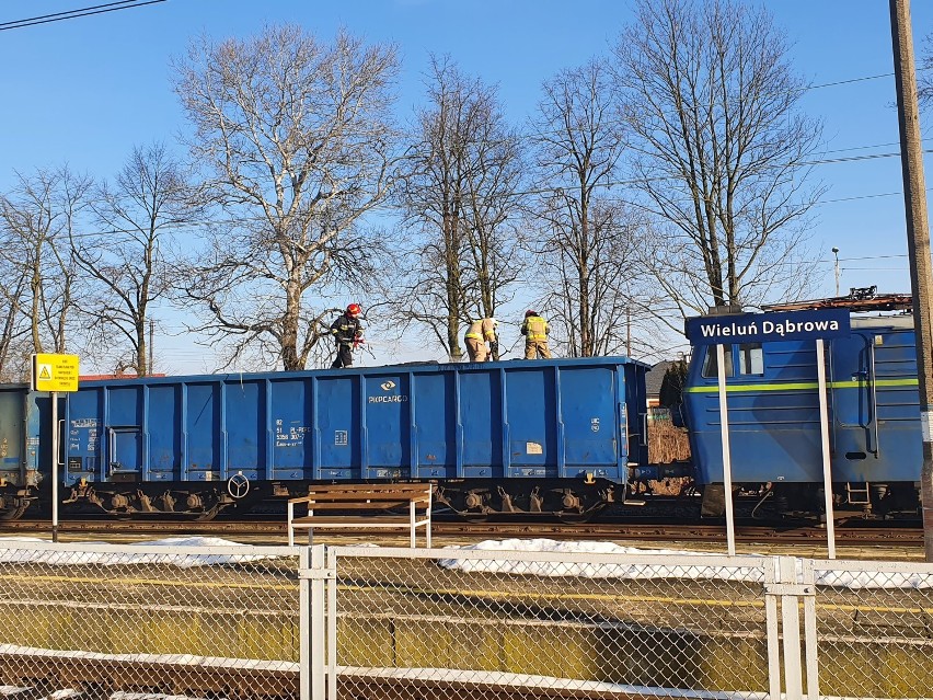 Pożar na stacji Wieluń Dąbrowa. Doszło do przerwania sieci trakcyjnej. Zapalił się wagon załadowany węglem ZDJĘCIA, WIDEO