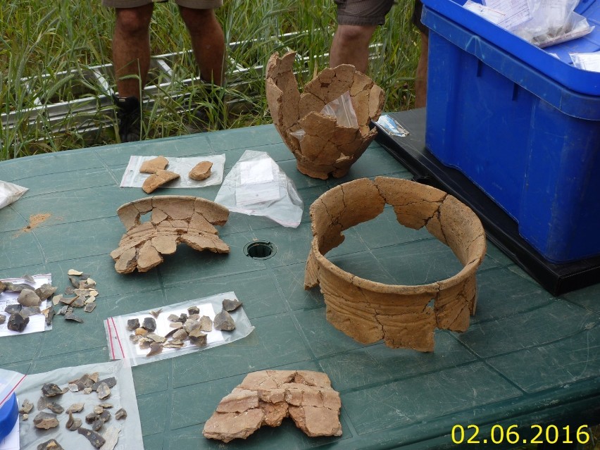 Fragmenty naczyń oraz zabytki krzenienne odkryte w trakcie ratowniczych badań archeologicznych na stanowisku Pulki 3