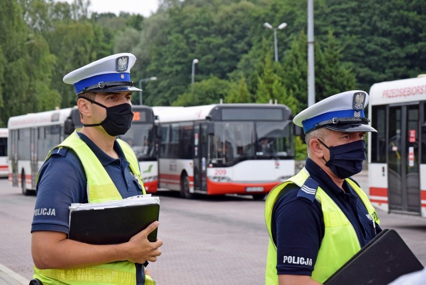 Jastrzębie-Zdrój: policja kontroluje noszenie maseczek w...
