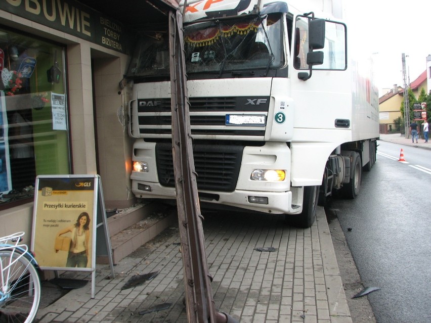 Szczucin. Kierowca tira nie wyhamował i uderzył w budynek 