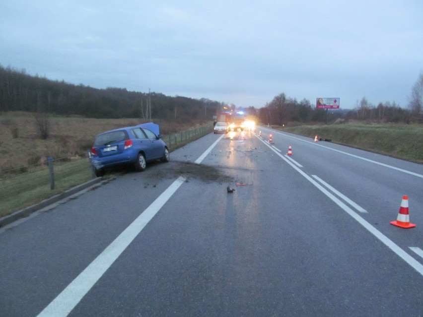 Wypadek w Łazach koło Bochni, po czołowym zderzeniu jedna osoba trafiła do szpitala [ZDJĘCIA]