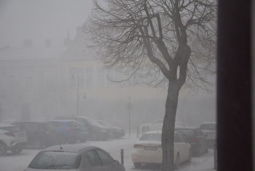 Potężna zadymka śnieżna na Starym Mieście w Sieradzu