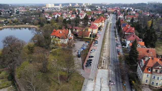 Dobiega końca przebudowa ulic: Chrobrego i Mieszka I w Gorzowie. Termin zakończenia tych prac mija 26 maja (nie liczymy robót dodatkowych na skrzyżowaniu między budynkiem sądu a pałacykiem ślubów). Jak wygląda „trakt królewski” na kilka tygodni przed finiszem prac? Zobaczcie w naszej galerii.

Czytaj również:
https://gazetalubuska.pl/gorzow-zmienila-sie-organizacja-ruchu-w-centrum-jak-jezdzic-uwaznie/ar/c4-16291529