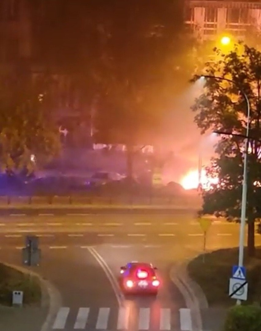 Pożar na placu budowy we Wrocławiu przy ul. Jedności Narodowej. Doszło do eksplozji, dwa auta spłonęły doszczętnie