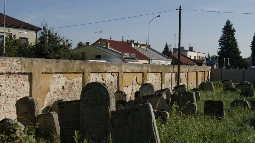 Zakończył się remont zabytkowego muru cmentarza żydowskiego w Lubaczowie [ZDJĘCIA]