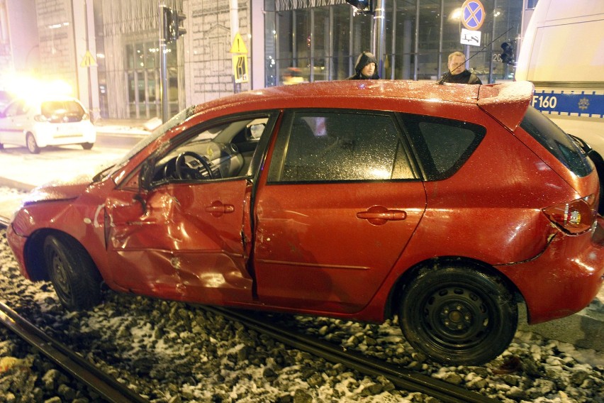 Pijany kierowca wjechał pod tramwaj na skrzyżowaniu Narutowicza i Sienkiewicza w Łodzi