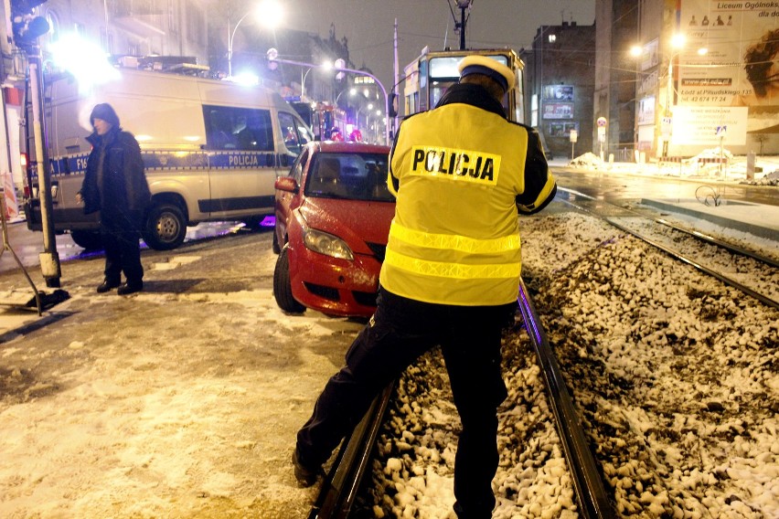 Pijany kierowca wjechał pod tramwaj na skrzyżowaniu Narutowicza i Sienkiewicza w Łodzi
