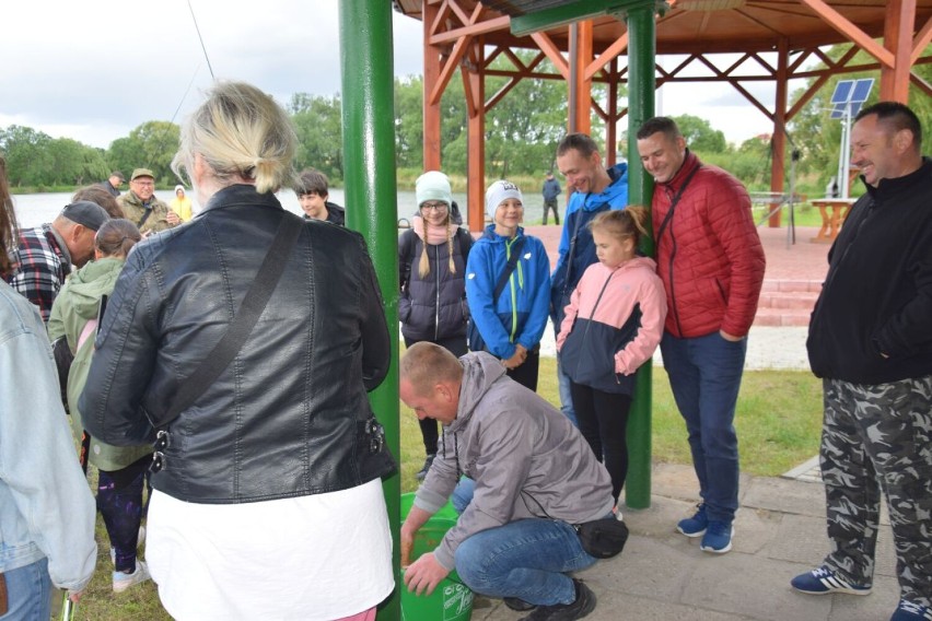 Nad zalewem zorganizowano zawody wędkarskie. Walczono o...