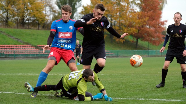 Na zdjęciu bramkarz Szymon Gnaciński podczas interwencji w meczu ligowym z Kolejarzem Chojnice