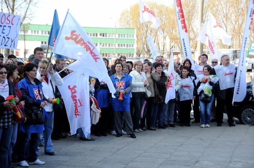 Strajk ostrzegawczy pracowników Agryfu: "dość tej nędzy", "żądamy godnej płacy" [wideo, zdjęcia]