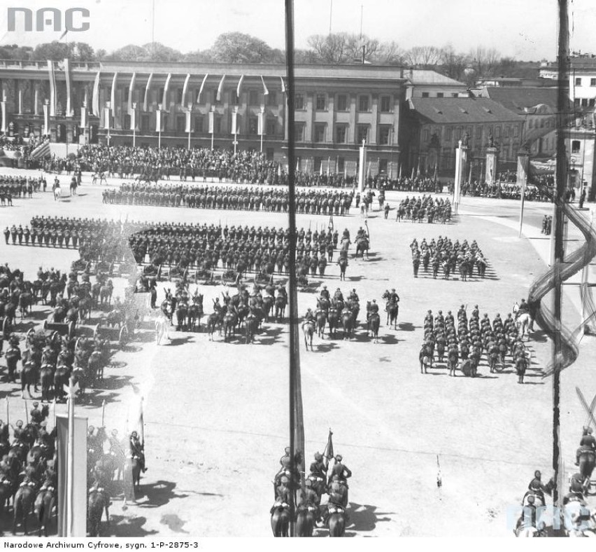 3 maja 1937 r. Widok ogólny placu Piłsudskiego wypełnionego...