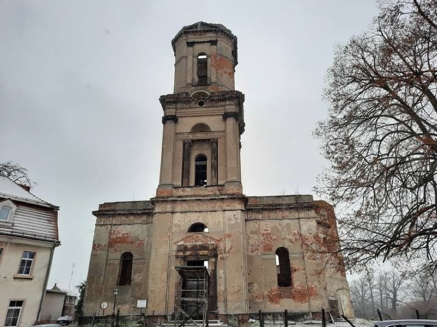 Na razie okazała ruina straszy w centrum Szprotawy