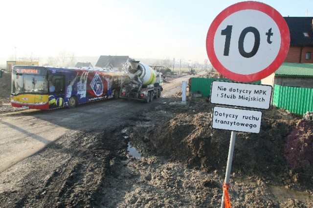 Mimo że na ulicy Posłowickiej w Kielcach od wielu lat jest zakaz ruchu dla samochodów ciężarowych powyżej 10 ton, to kierowcy tirów nadal tędy jeżdżą.