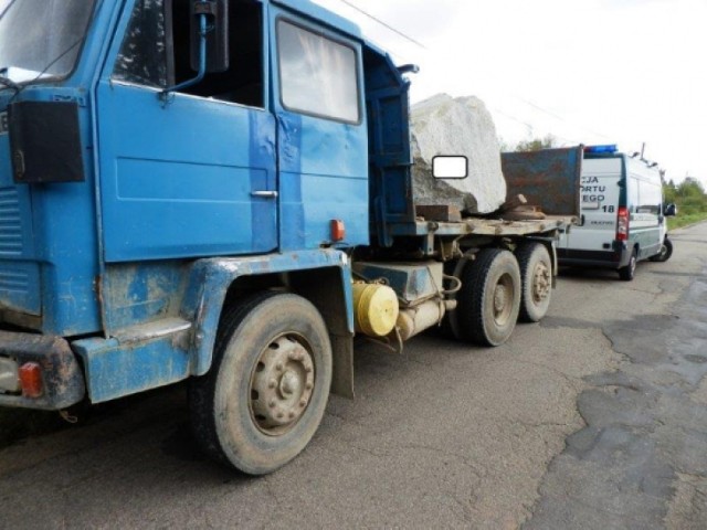 Inspekcja Transportu Drogowego zatrzymała kierowcę przewożącego granit niesprawnym samochodem