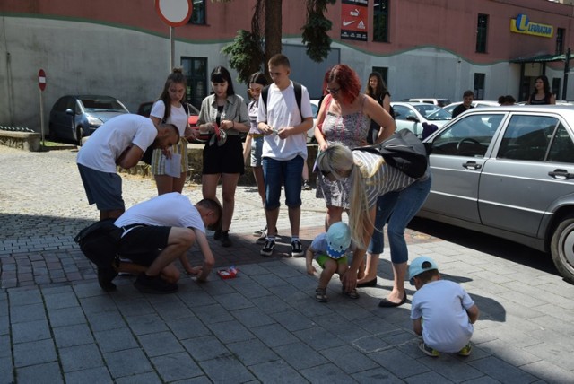 Mieli malować tęczę na rynku. Kibice im przeszkodzili