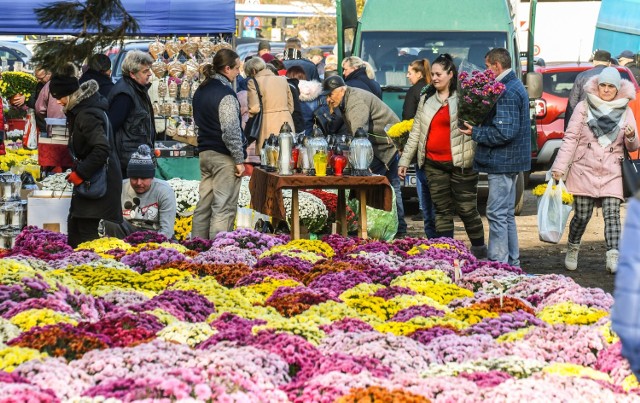 Okres Wszystkich Świętych to czas żniw dla osób handlujących kwiatami i zniczami przed cmentarzami w regionie.