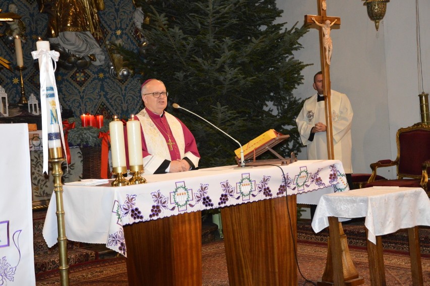 Harcerze z ZHP i ZHR przekazali biskupowi opolskiemu Betlejemskie Światło Pokoju