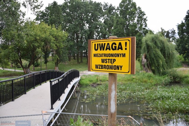 We Włocławku trwa rewitalizacja Parku im. Henryka Sienkiewicza. Pod koniec lipca 2022 zamontowano barierki na mostkach. dotarły także dwie publiczne toalety.