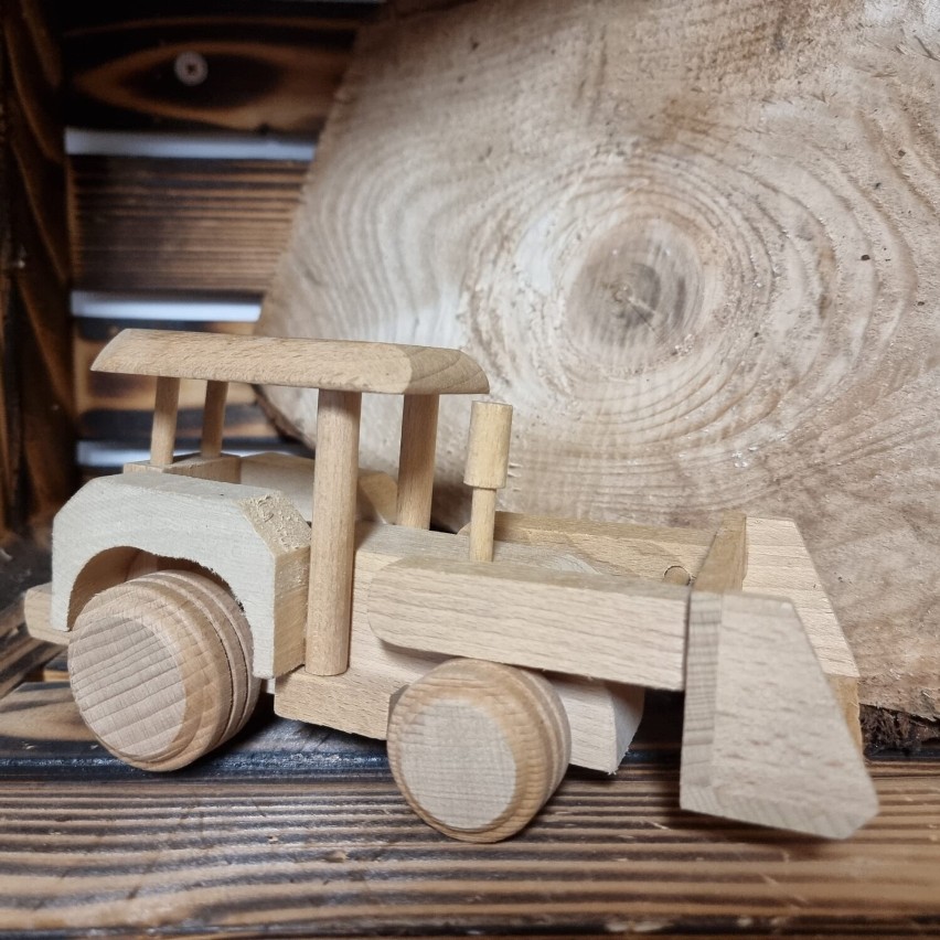 Nowica. Drewniane zabawki od Piotra Michniaka - betoniarka, cysterna, koparka, którymi chcą bawić się wszystkie dzieci