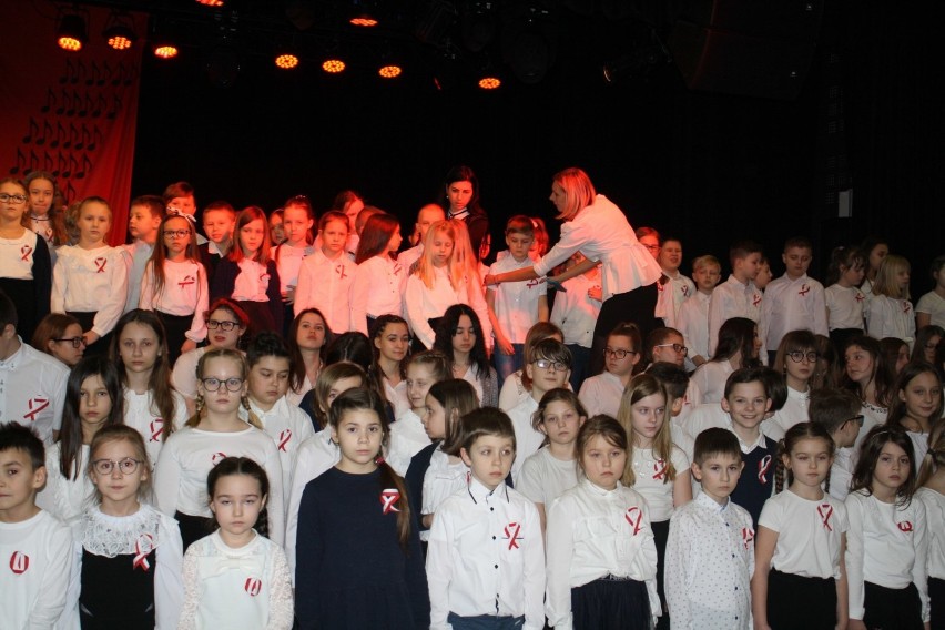 Witkowo: Szkoła Podstawowa nr 1 w ogólnopolskim konkursie "Szkoła Do Hymnu". 360 uczniów zaśpiewało 3 utwory patriotyczne