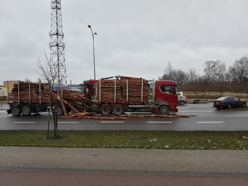 Groźne zdarzenie z udziałem ciężarówki na ul. Sosabowskiego...