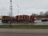 Białystok. Bele drewna spadły z ciężarówki na ul. Sosabowskiego po zderzeniu z seatem (ZDJĘCIA, WIDEO)