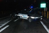 Kierowca opla wjechał centralnie w policyjną blokadę w Luzinie. Skoda octavia policji uszkodzona