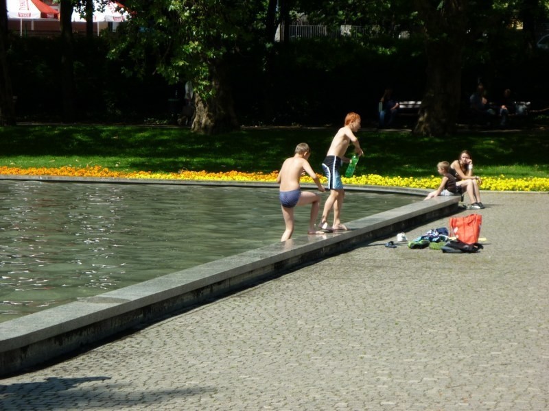 Poznań - Kąpiel w fontannie niebezpieczna dla zdrowia! [ZDJĘCIA]