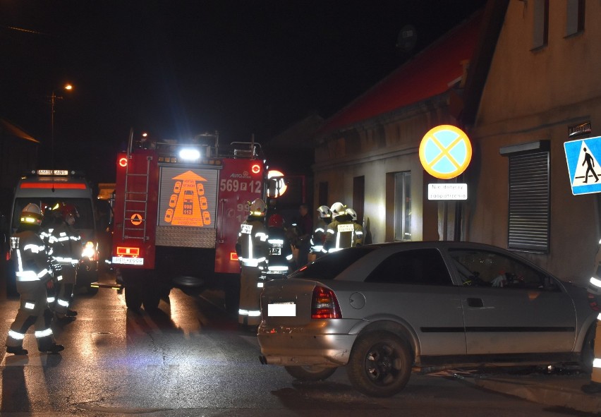 We wtorek, 20 kwietnia 2021 roku, kilku minut po godzinie 21.00 w centrum Chocza samochód uderzył w dom