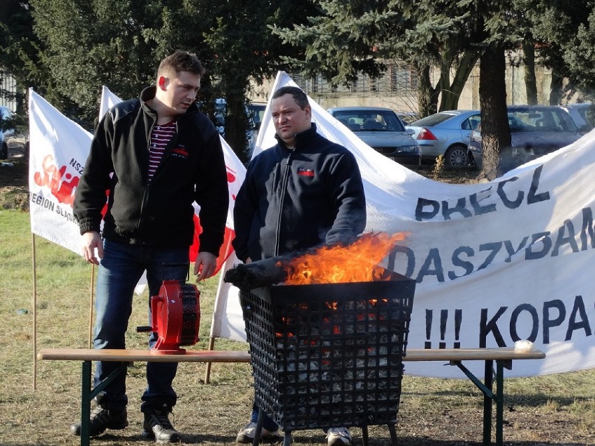Protest w KWK Pokój: Grochówka, chleb ze smalcem i wsparcie od Huty Katowice [ZDJĘCIA]
