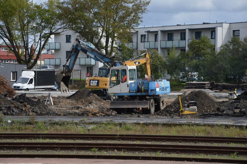 Przy dworcu w Goleniowie powstaje nowy parking, wkrótce położą asfalt