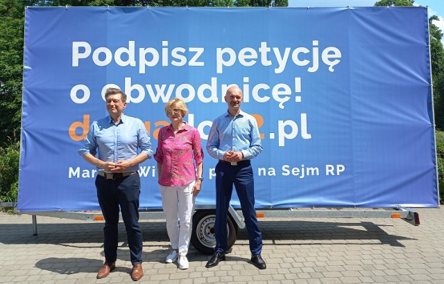 Od lewej: Mariusz Witczak - poseł PO, Alicja Łuczak - radna powiatu kaliskiego, Sławomir Chrzanowski - radny Rady Miasta Kalisza