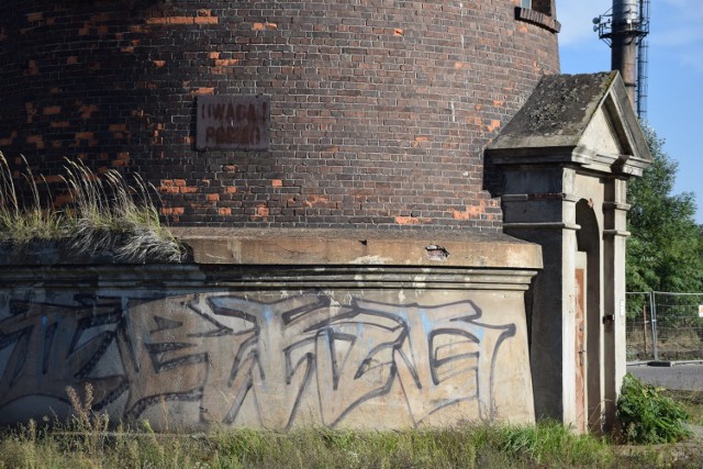 Wieża ciśnień na dawnym terenie fabryki DOZAMET w Nowej Soli. Dzisiaj to parking marketu budowlanego, a obok powstaje nowa droga. Zobacz też inne piękne wieże ciśnień w okolicy. Kliknij w zdjęcie i przejdź do galerii. 