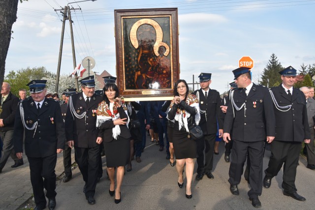 Kopia obrazy Matki Bożej Jasnogórskiej w Męce. Czekali na to 49 lat. Tłumy wiernych