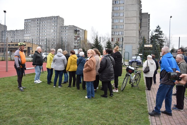 Grupa mieszkańców z bloku nr 15 boi się, że przez montaż paneli fotowoltaicznych i wymianę wind wzrosną ich czynsze