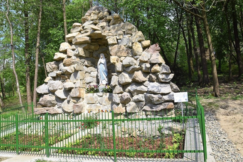 Grota Matki Bożej z Lourdes została odnowiona, a kamienie...